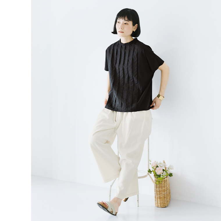 LILASIC　布帛切替タックTシャツ（ブラック）の着こなし　全身