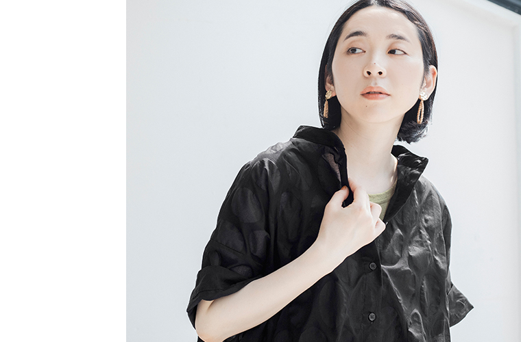 D*g*y（ディージーワイ）の【別注】ドットシアーシャツ(ブラック)のすっきりとしたバンドカラー