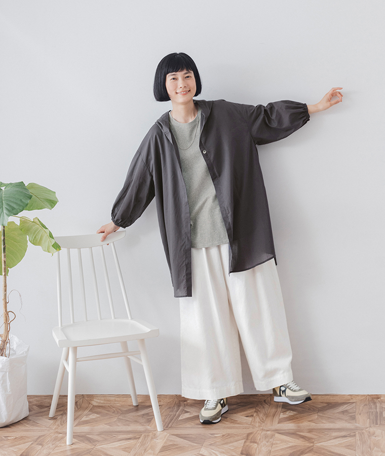 &yarn(アンドヤーン)　ワイドカットソー(グレー)とシアーシャツカーデ(ネイビー)のコーディネート
