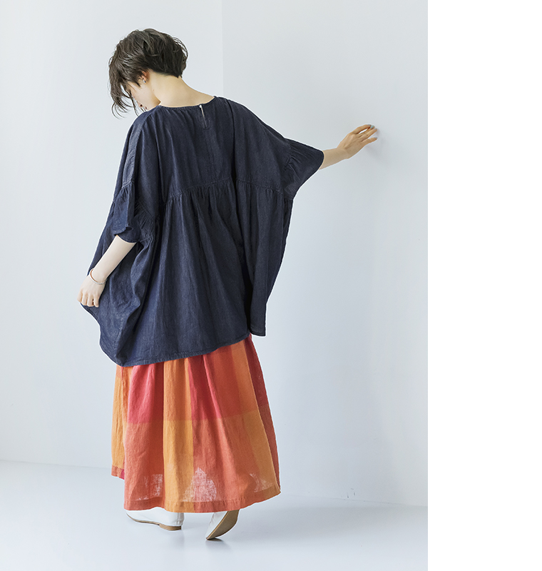 Sorte cuff　デニムワイドブラウス ビビットカラーのスカート合わせ バックデザイン