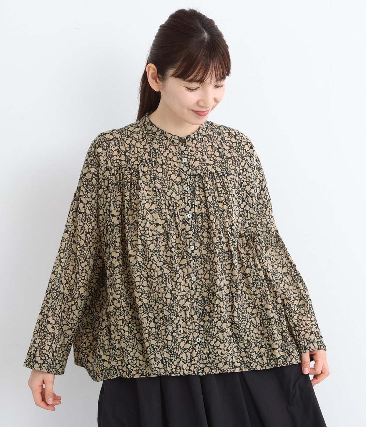 シルクタッチシルエットミニフラワープリントギャザー切替ボリュームブラウス(ブラック-ONESIZE)