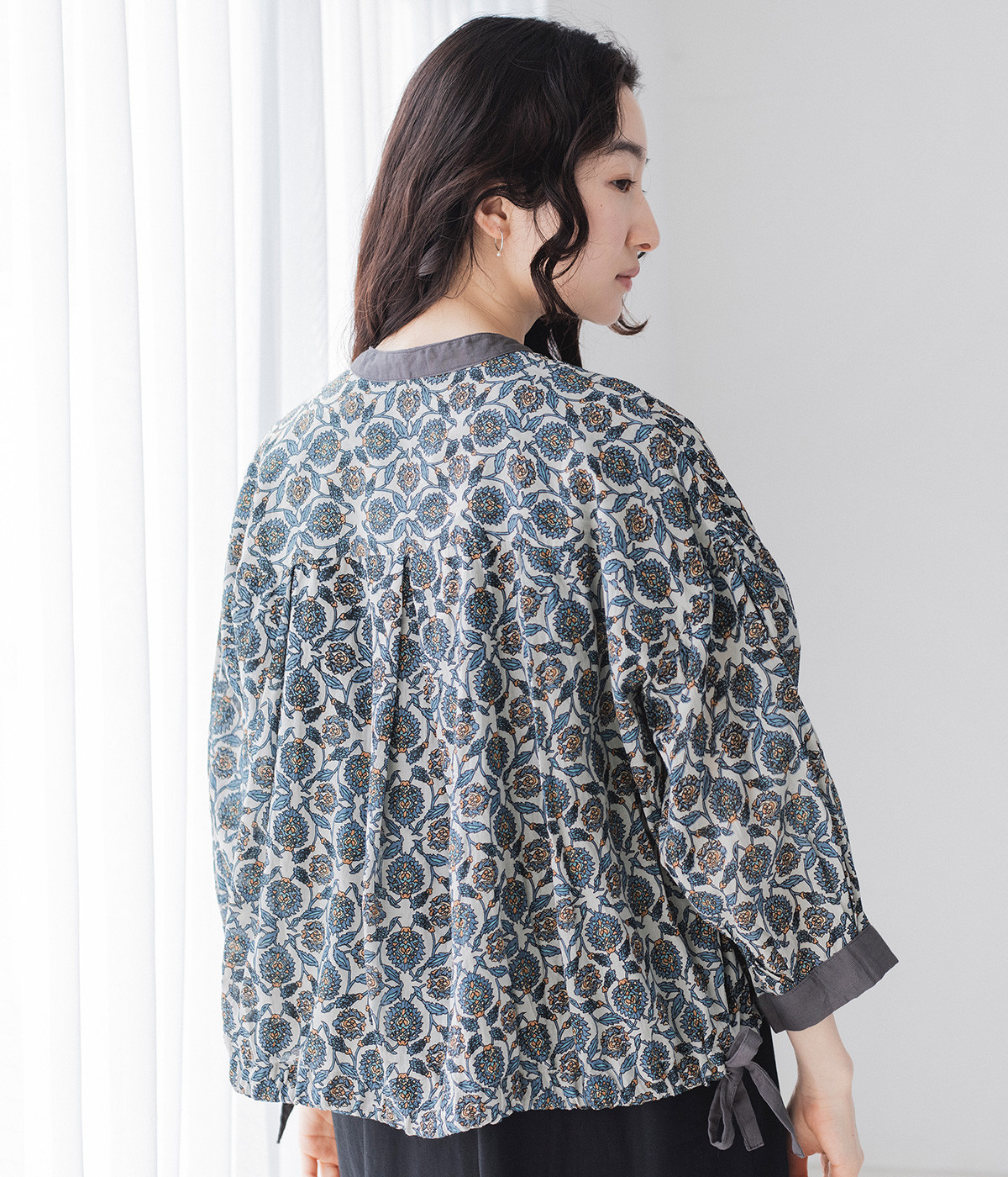 シルクタッチボイルタイルプリント　裾ドロストシャツ(エクリュ-ONESIZE)