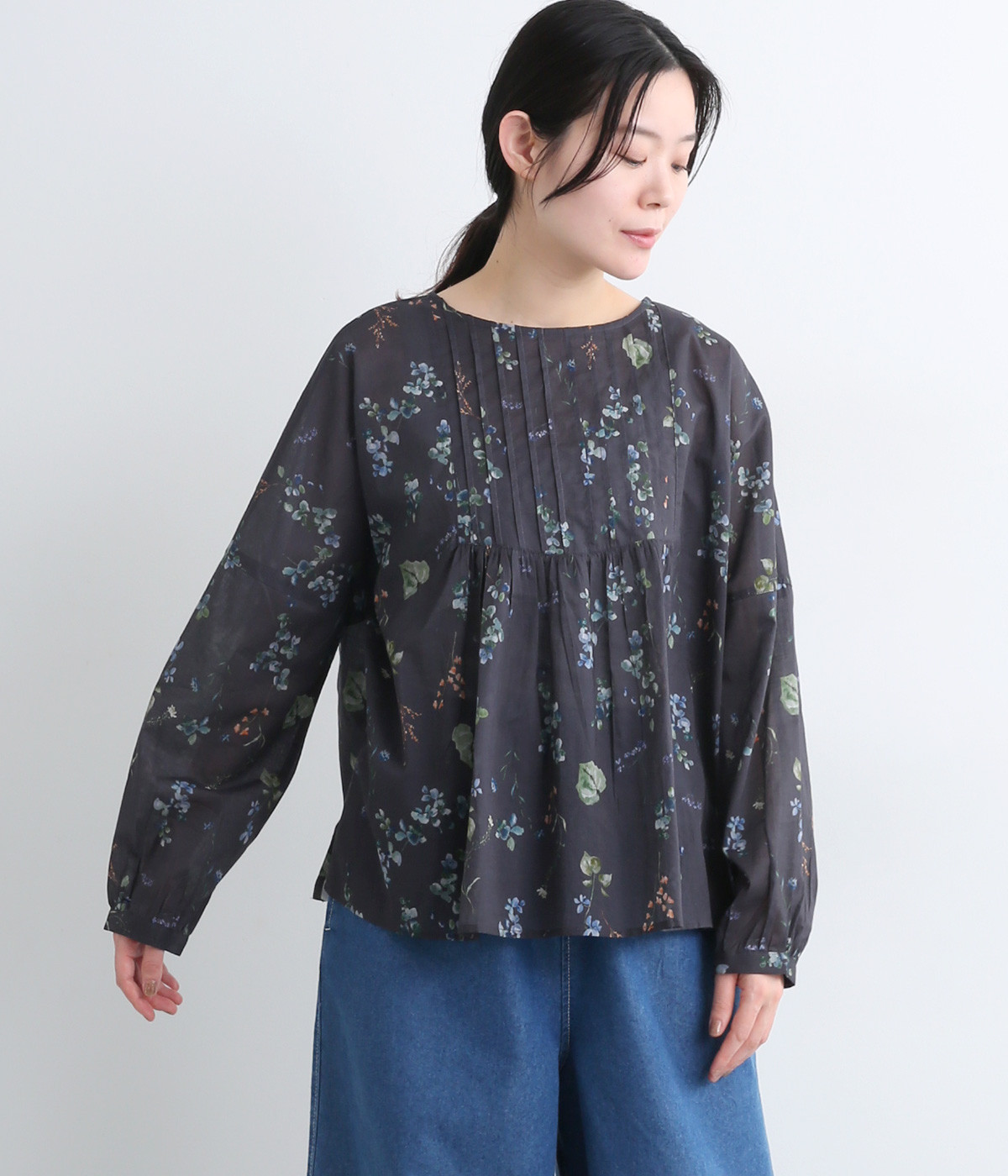 コットンボタニカルプリントタックブラウス(チャコール-ONESIZE)
