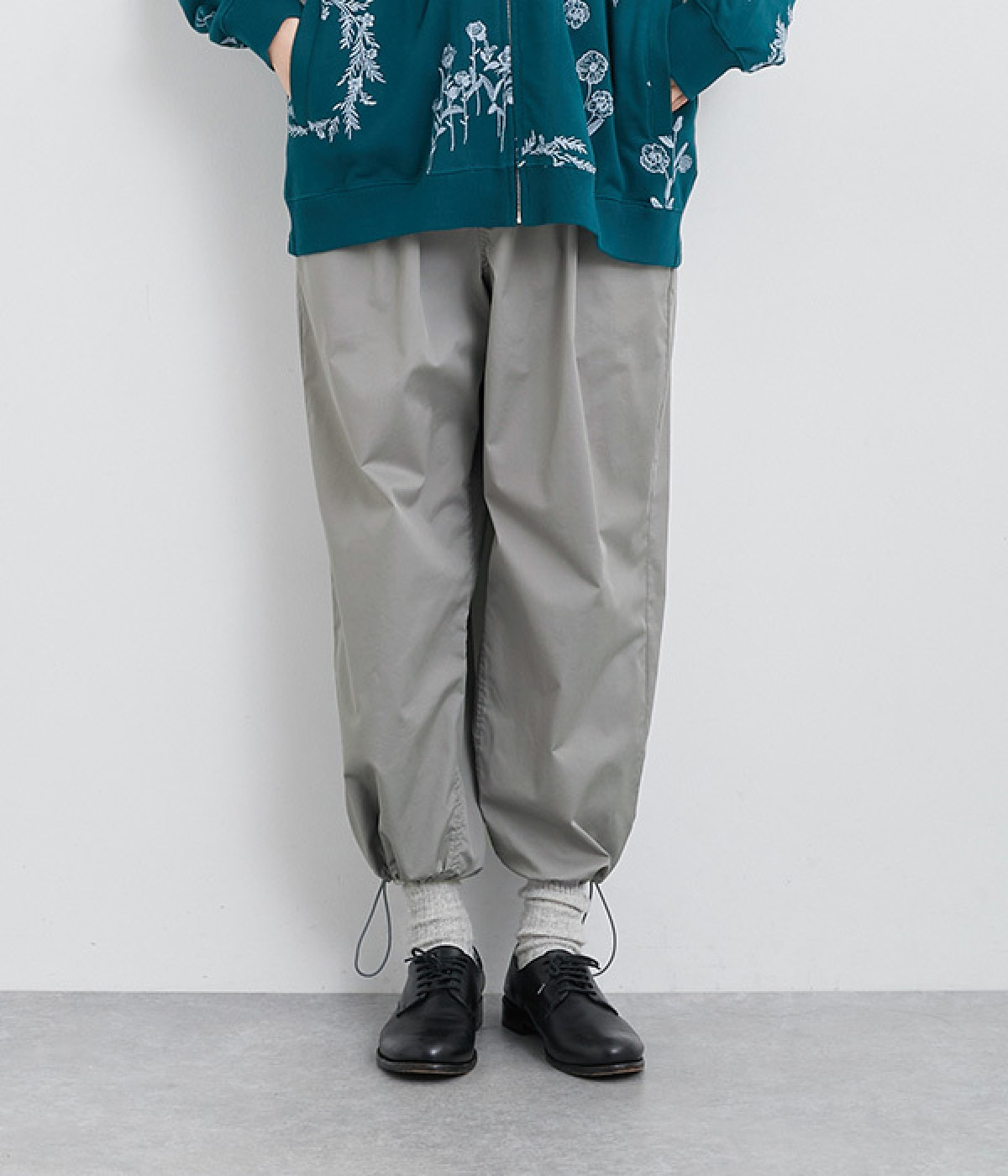 コットンポリエステルストレッチ ワンポイントタブ刺繍ドロストパンツ(グレー-ONESIZE)