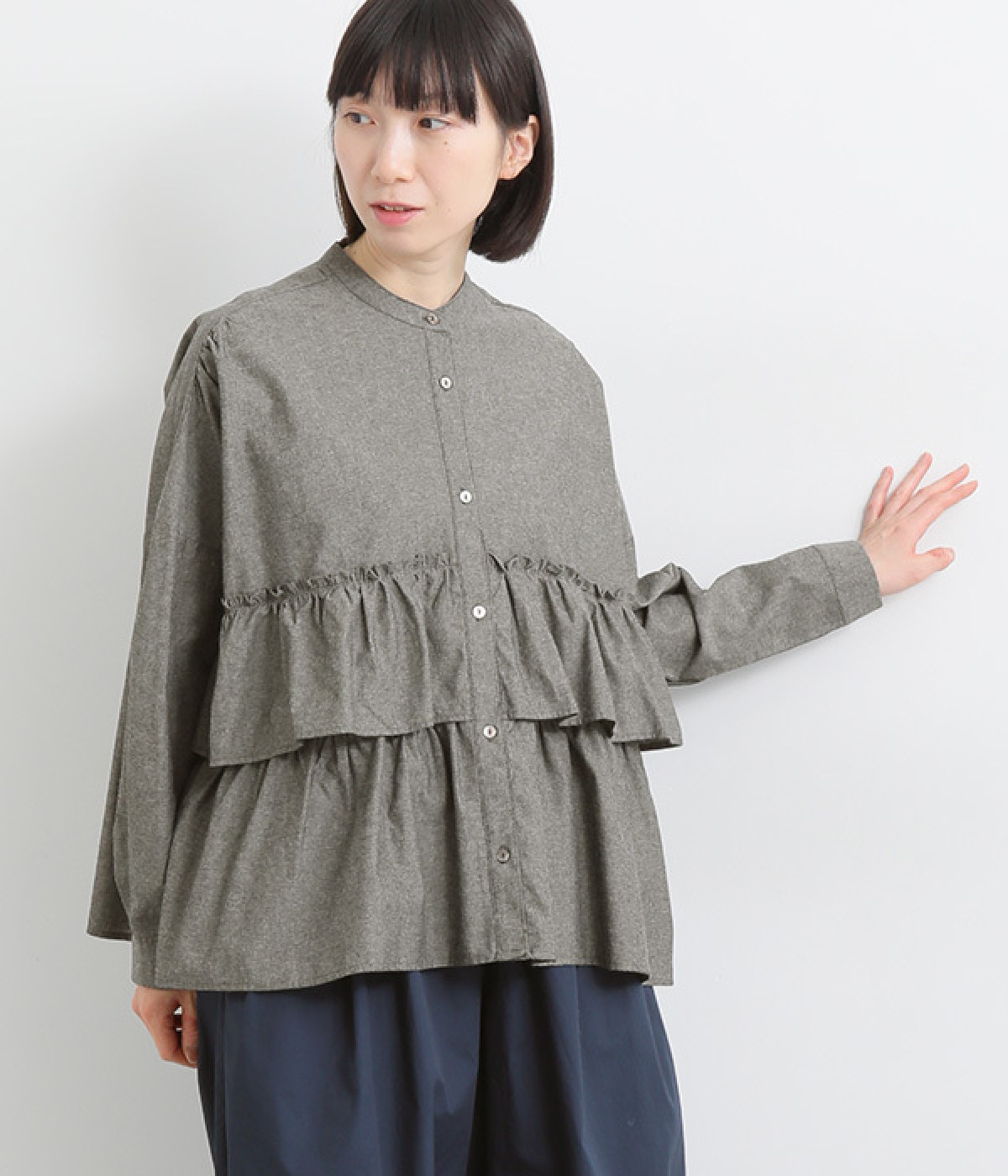 コットンシャンブレー　フリルティアードブラウス(ブラック-ONESIZE)
