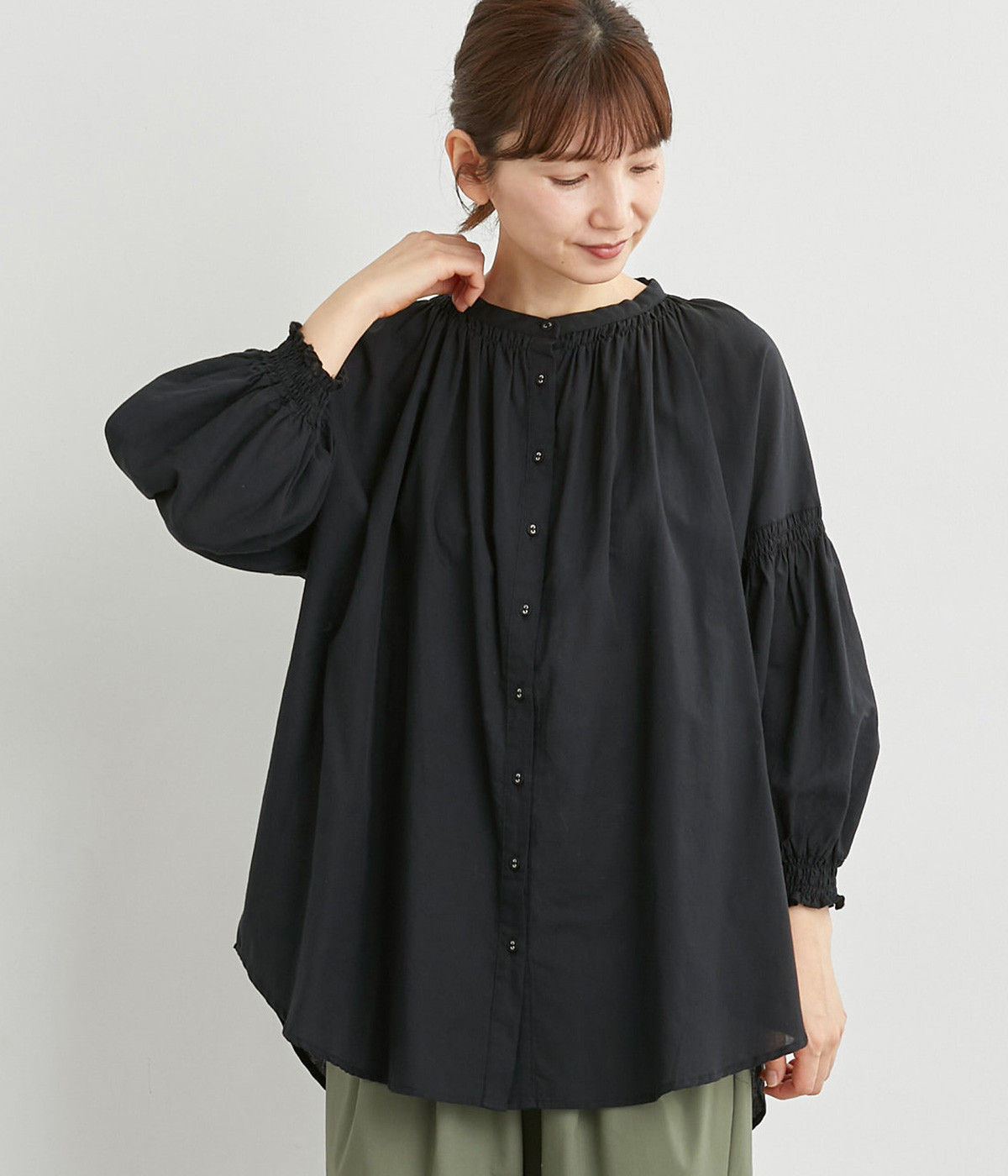 コットンリネン細番手シャーリングチュニックブラウス(ブラック-ONESIZE)