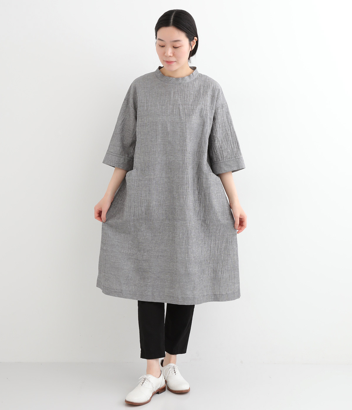 先染めリネンコットンワッシャーボトルネックチュニック(チャコール-ONESIZE)
