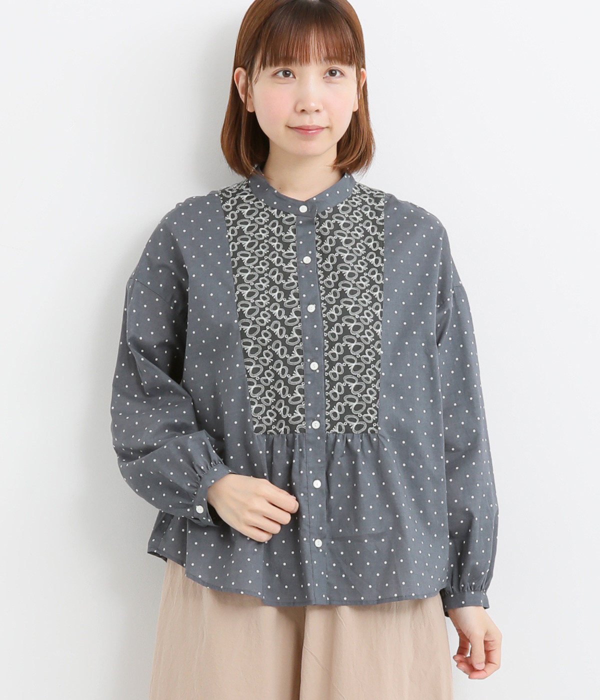 レース×ドット前後ヨーク切替バンドカラーブラウス(チャコールドット×チャコール蝶レース-ONESIZE)