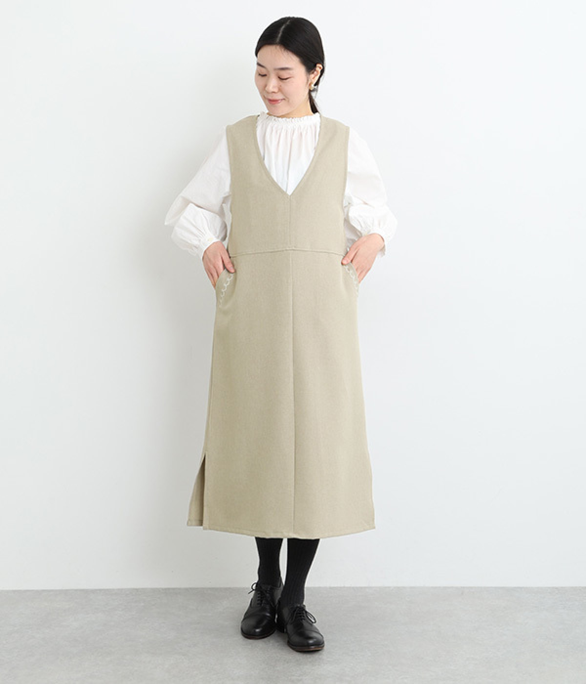 刺繍入りVネックジャンパースカート(ベージュ-L)