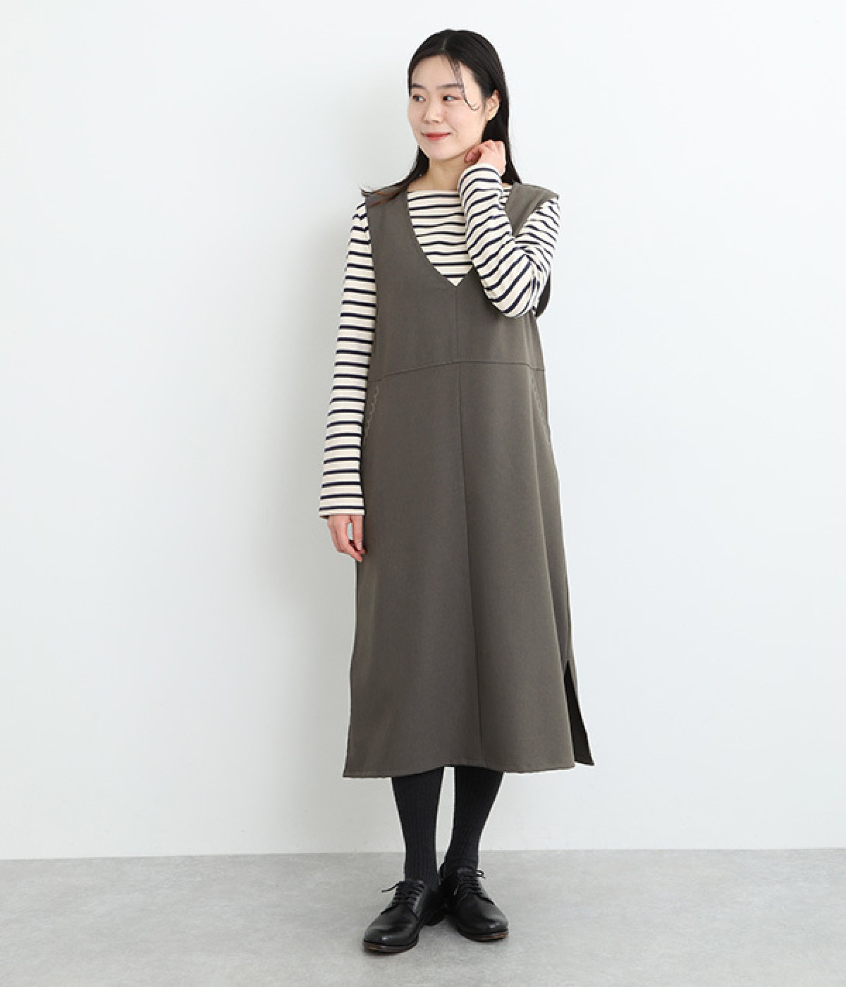 刺繍入りVネックジャンパースカート(チャコール-L)