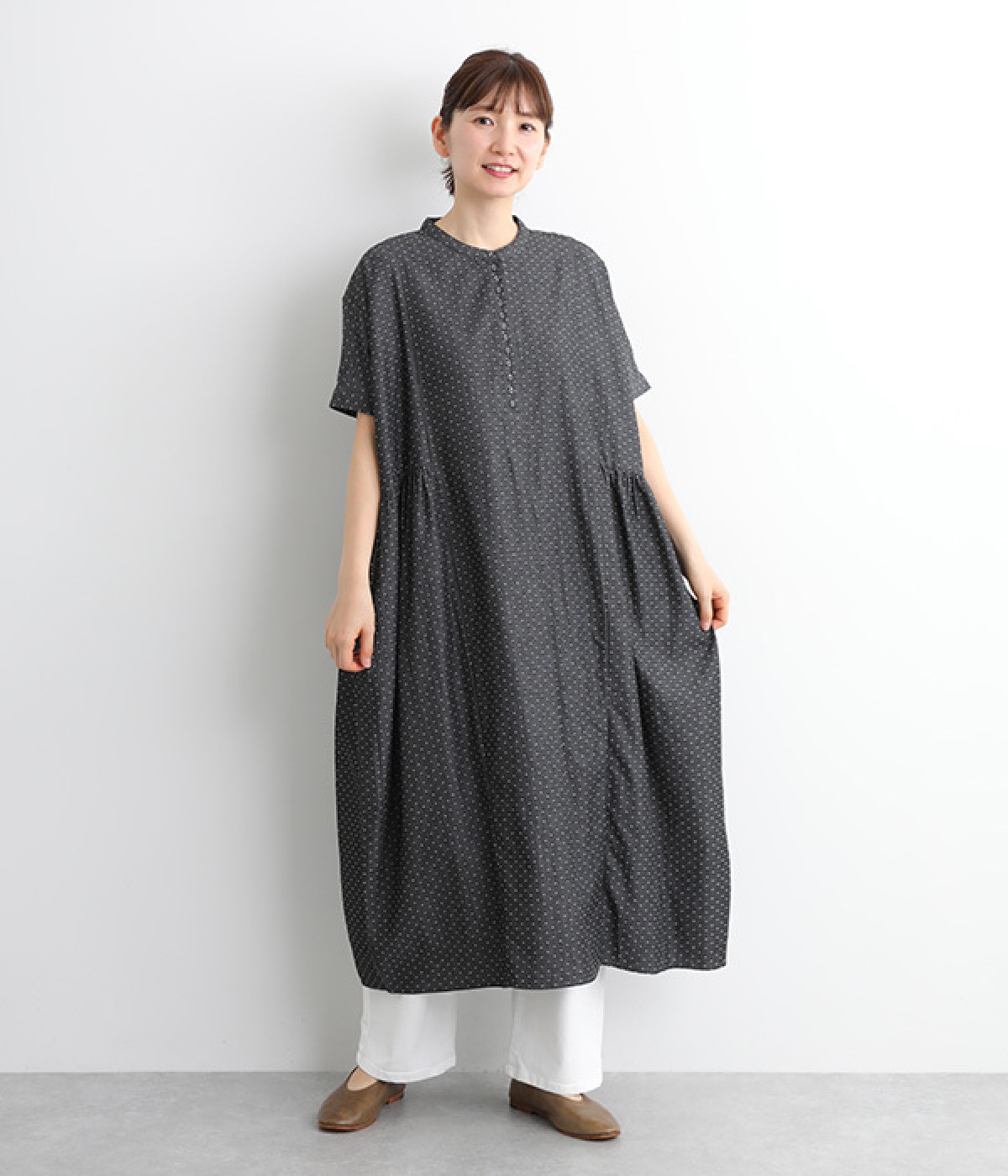 デニム風ドット　多ボタンワンピース(ブラック-ONESIZE)