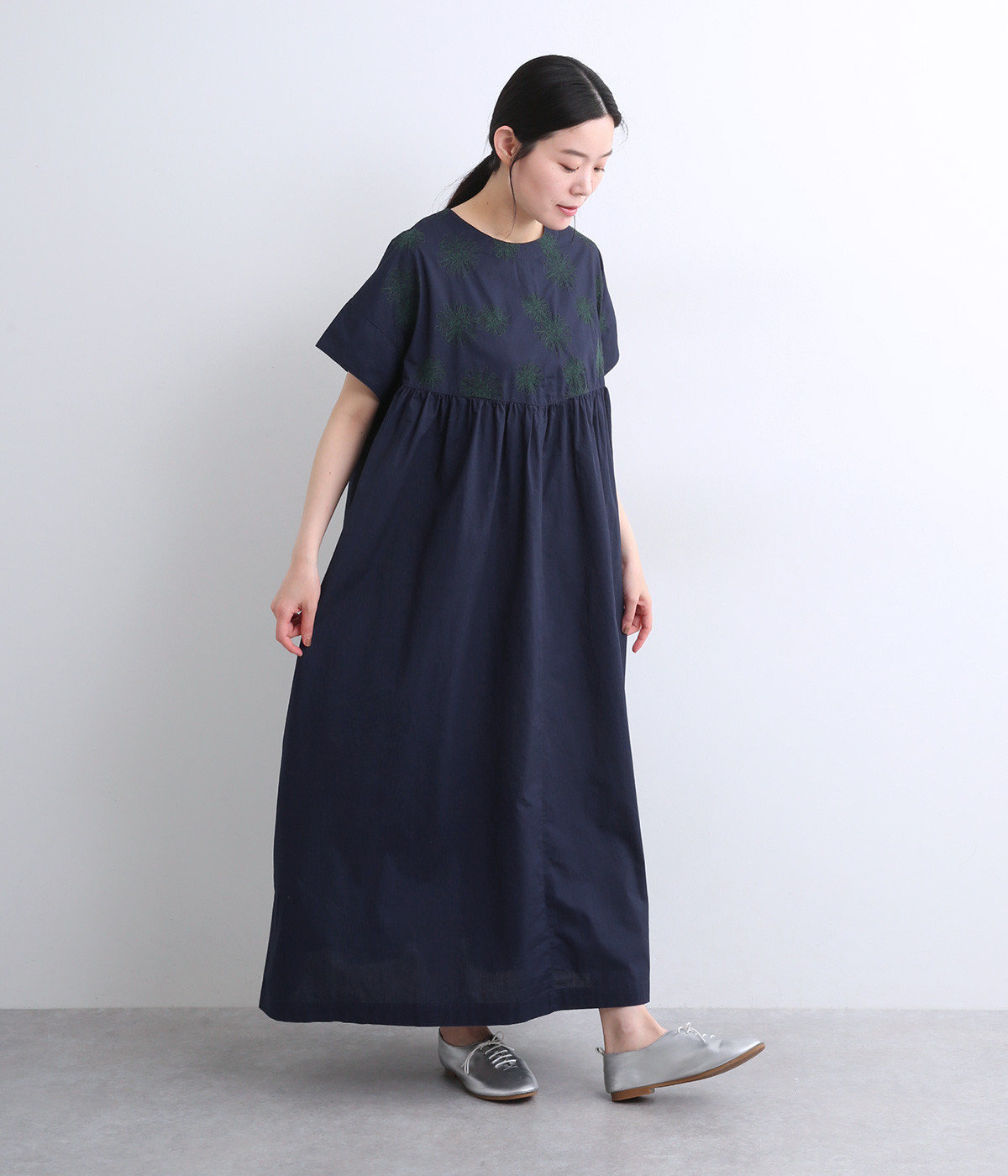 コットンポプリン　ダリア刺繍ワンピース(ネイビー-ONESIZE)