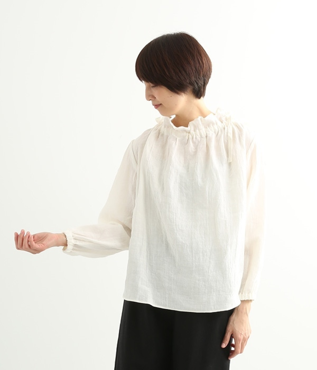 リネン　衿ぐりリボン通しブラウス(オフホワイト-ONESIZE)