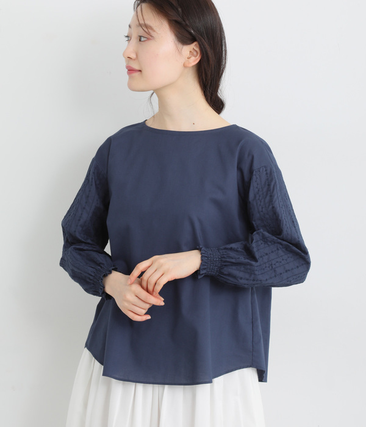 コットンローンフラワーストライプ刺繍ボトルネックシャーリング袖ブラウス(ネイビー-ONESIZE)